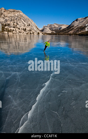 Pattinaggio sul ghiaccio congelato sul Lago Tenaya nel Parco Nazionale di Yosemite. Foto Stock