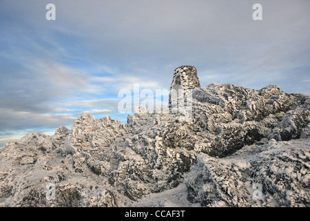 Summit cairn di Ben Lawers in inverno Foto Stock
