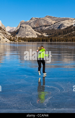 Pattinaggio sul ghiaccio congelato sul Lago Tenaya nel Parco Nazionale di Yosemite. Foto Stock