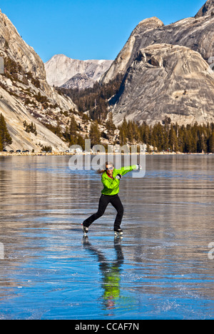 Pattinaggio sul ghiaccio congelato sul Lago Tenaya nel Parco Nazionale di Yosemite. Foto Stock