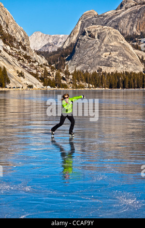 Pattinaggio sul ghiaccio congelato sul Lago Tenaya nel Parco Nazionale di Yosemite. Foto Stock