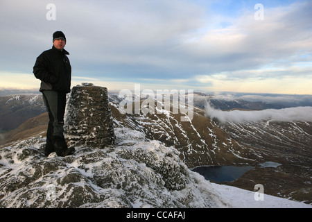 Uomo in piedi sul vertice di Ben Lawers in Perthshire Scozia Scotland Foto Stock