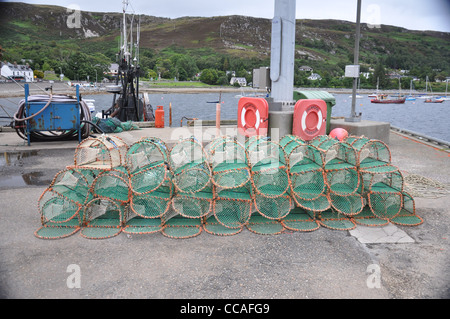 Lobster cantre impilati su Ullapool Harbour, costa ovest della Scozia, Regno Unito Foto Stock