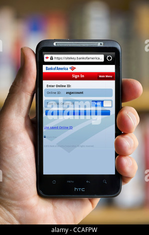 Accesso a online mobile banking con Bank of America su uno smartphone HTC Foto Stock