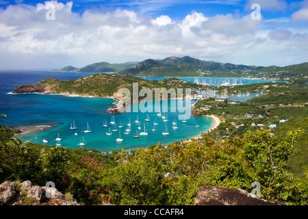 Lookout vista da Shirley Heights oltre l'Ammiraglio Nelson's darsene, Antigua, Isole Sottovento, West Indies Foto Stock