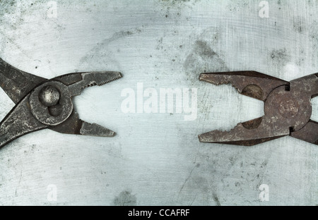 Coppia di pinze di vecchio su sfondo di metallo Foto Stock