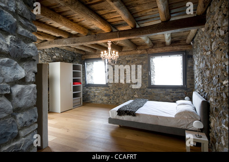 Camera da letto moderna in casale Foto Stock
