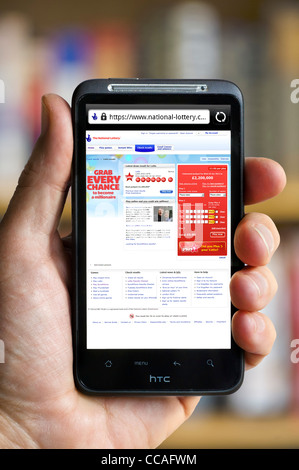 La Lotteria Nazionale del Regno Unito sito web su uno smartphone HTC Foto Stock