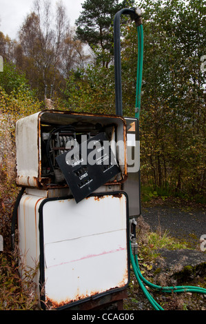 Una vecchia pompa di benzina rotto e ruggine di distanza. Foto Stock