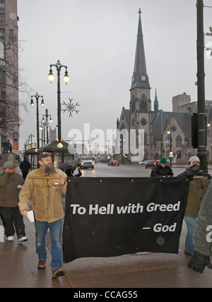 Detroit, Michigan - Due uomini a piedi vicino al centro di regno chiesa metodista con un messaggio di Dio. Foto Stock