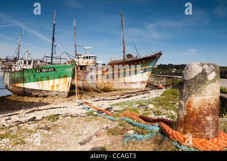 Vecchie barche da pesca elaborata sulla ghiaia nel porto di Camaret sur Mer, Brittany, Francia. Foto Stock