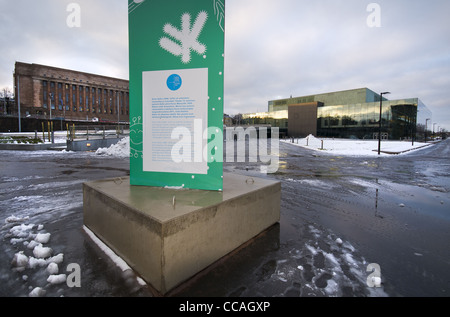 Scheda Informazioni sull'architetto finlandese Alvar Aalto di fronte la casa del Parlamento e la musica di Helsinki Helsinki centro 2012 Foto Stock