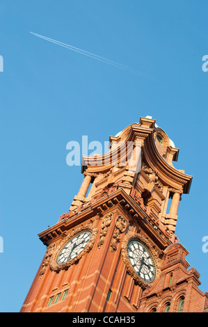 La torre dell'orologio del Barocco eclettico Palace Hotel, Oxford Road, Manchester. Foto Stock