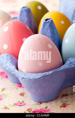 Close-up di color pastello di uova di pasqua in una scatola di cartone di colore blu Foto Stock