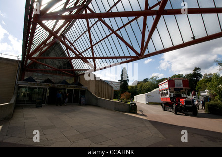Un autobus d'epoca parcheggiato all'esterno dell'ingresso principale del National Motor Museum sulla tenuta di Beaulieu all'interno del New Forest National Park, nell'Hampshire, Foto Stock