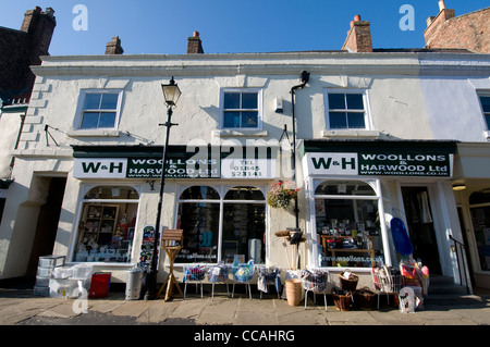 Negozio di ferramenta e ferramenta a conduzione familiare nel Market Place nella città di Thirsk nel North Yorkshire, Gran Bretagna. Foto Stock