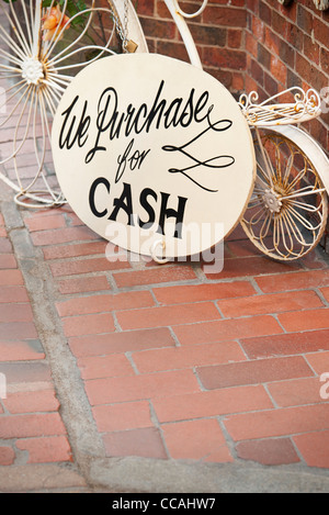 Fuori da un negozio di antiquariato di Brighton Lanes, cartello con la scritta "We purchase for CASH" Brighton East Sussex Inghilterra Regno Unito Foto Stock