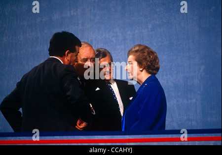 Ex primo ministro britannico Margaret Thatcher parla con ex colleghi sul podio nel corso di John Major's 1991 Tory conferenza di partito. Foto Stock