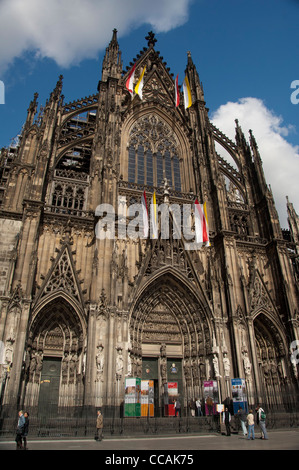 Germania, Colonia. esterno, gotica del XIII secolo la cattedrale di Colonia, il più grande in Europa settentrionale. Foto Stock