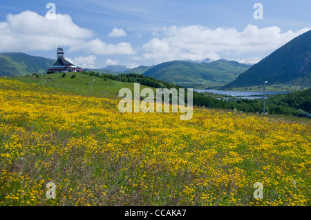 Norvegia, Nordland, arcipelago delle Lofoten, borgelva. Viste bostad chiesa costruita nella forma delle vette circostanti. Foto Stock