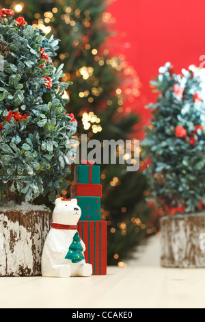 Orso polare figurina tenendo un albero di Natale Foto Stock