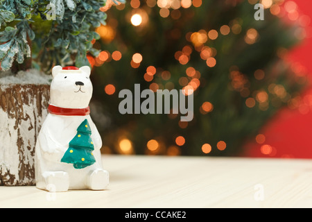 Orso polare figurina tenendo un albero di Natale Foto Stock