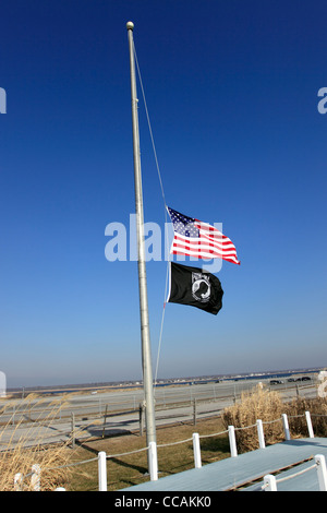 Bandiere a metà mast Smith Point Park Long Island NY Foto Stock