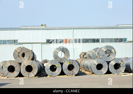 Rotoli di lamiera di acciaio in porto Foto Stock