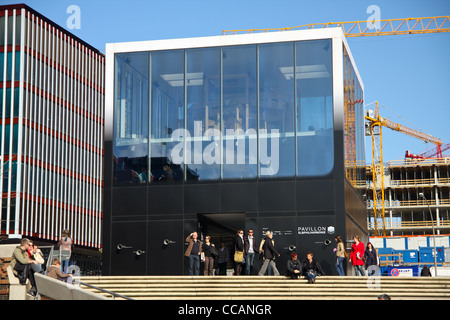 Visualizzazione delle informazioni edificio "elbphilarmonie Pavillon' all'Magellan-Terraces ad Amburgo, in Germania. Foto Stock