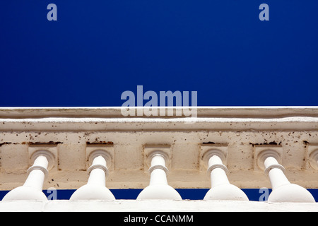 Vista della balaustra greca contro il cielo blu. Foto Stock