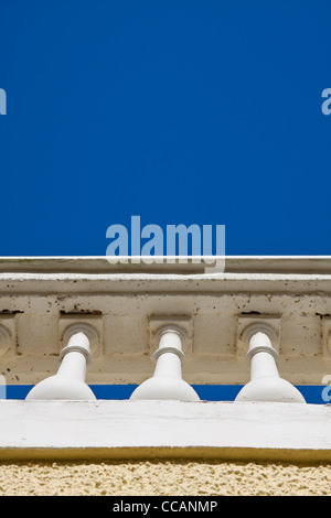 Vista della balaustra greca contro il cielo blu. Foto Stock