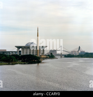 Fotografia di viaggio - Moschea di ferro edificio in Putrajaya a Kuala Lumpur in Malesia Medio Oriente asiatico. Architettura Foto Stock