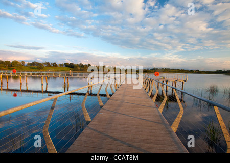 Passerella ricreative lungo il fiume Shannon, Carrick-on-Shannon, County Leitrim, Irlanda. Foto Stock