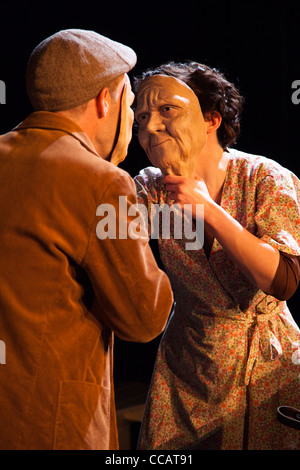 Paradiso Translunar eseguita dal teatro ad infinitum, Barbican buca Theatre, 2012 London International Mime Festival Foto Stock