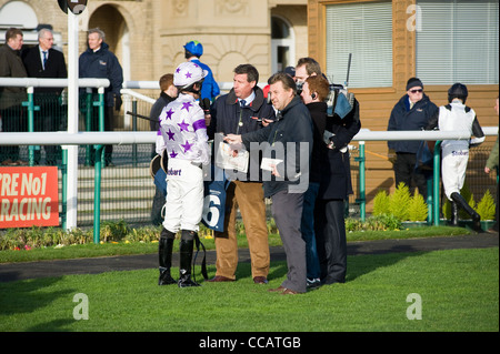 Sky TV intervistando il fantino vincente, Doncaster gara coarse Nov 2011 Foto Stock