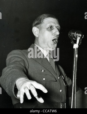 CHARLES DE GAULLE (1890-1970) libera leader francese di fare un discorso di circa 1945 Foto Stock