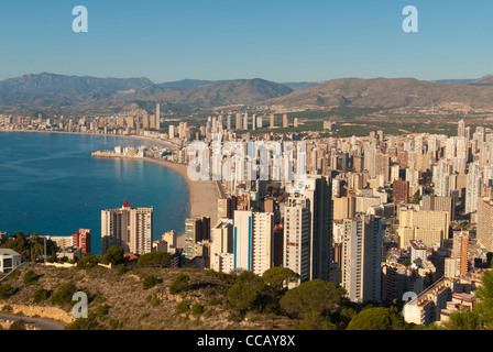 Una mattina di sole sulla baia di Benidorm, Costa Blanca, Spagna Foto Stock