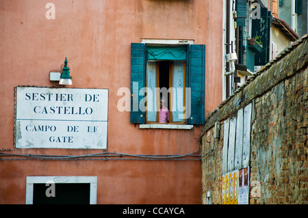 Anziana donna senior in corrispondenza di una finestra Foto Stock