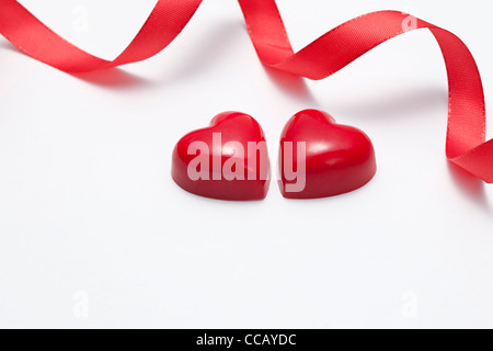 Due a forma di cuore ad cioccolatini e il nastro di inchiostro Foto Stock