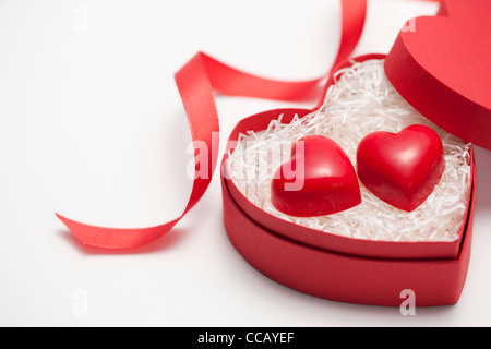 A forma di cuore ad cioccolatini in confezione regalo Foto Stock