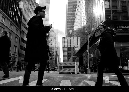 7 gennaio 2012: Le foto scattate di persone di andare a lavorare su Madison Avenue a New York City, Stati Uniti d'America. Foto Stock