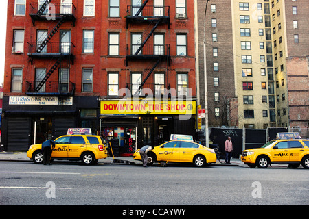 Taxi visto cambiare vi pneumatici a un pneumatico negozio di riparazione sulla 10th Avenue in New York City, Stati Uniti d'America. Foto Stock