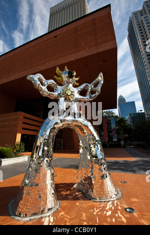 Artista Niki de Saint Phalle il Firebird scultura davanti al Bechtler Museo di Arte Moderna di Charlotte, NC. Foto Stock