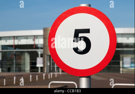 5 mph segnale di limite di velocità Foto Stock