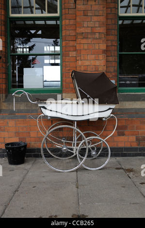 Mansardati pram su una stazione ferroviaria piattaforma grande stazione centrale ferroviaria loughborough England Regno Unito Foto Stock