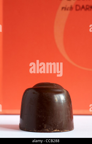 Ciliegia cioccolato liquer posizionato nella parte anteriore della scatola di cioccolatini di Marks & Spencer Cherry liquori Foto Stock