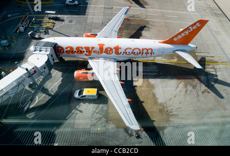 Easyjet / Easy Jet volo / aereo al gate di partenza. L' aeroporto di Gatwick. Regno Unito. Foto Stock