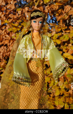 L'annata 1963 brunette swirl coda di cavallo bambola Barbie nel 2002 per scoprire il mondo con Barbie in Siria costume. Siro costumi folk. Foto Stock