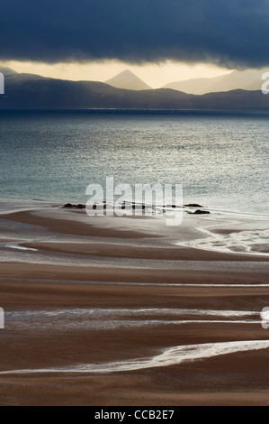 L'Isola di Skye dalla baia di sabbia, Applecross, Ross-shire, Scozia. Foto Stock