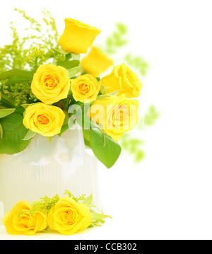Giallo fresco rose border isolati su sfondo bianco Foto Stock